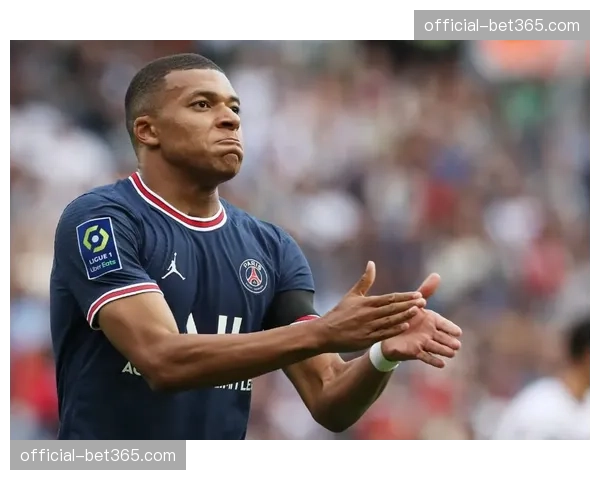 克莱蒙与洛里昂保级关键战因极端天气中断，比赛延期进行