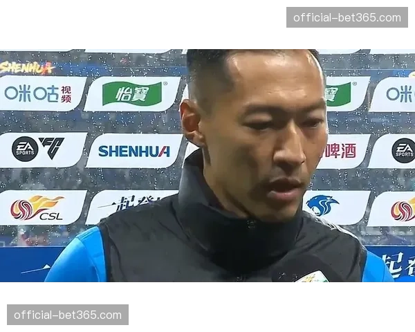 老将吴曦赛后安慰失落队友